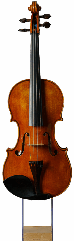vista frontal de un violín de madera color cerezo sobre peana de metal y madera