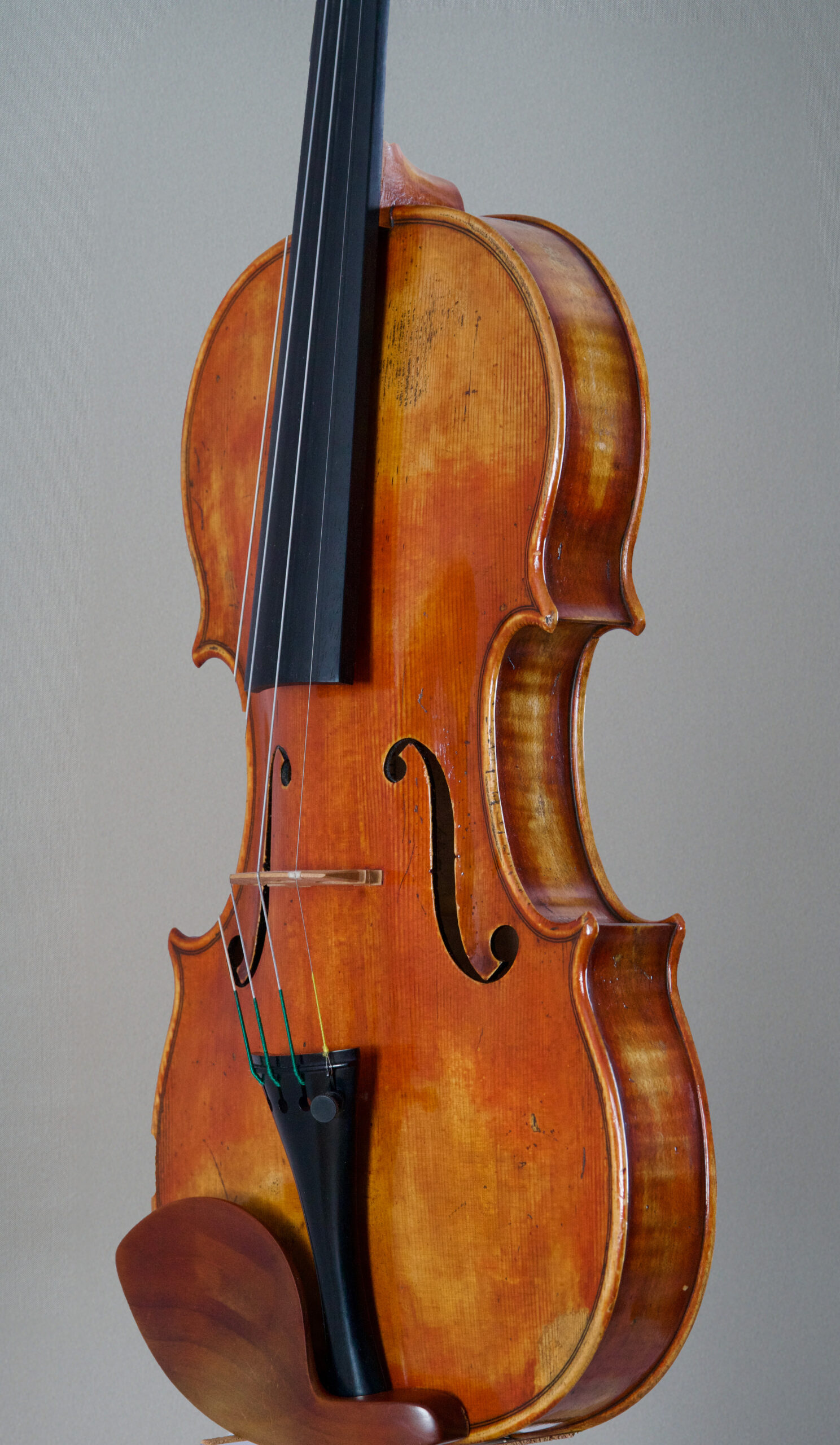 vista frontal en tres cuartos de uno de los violines de Stefan Marinescu color chocolate