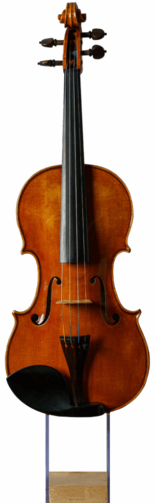 vista frontal de un violín de madera color cerezo sobre peana de metal y madera