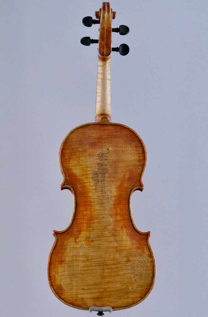 vista trasera de uno de los violines color chocolate efecto gastado de Stefan Marinescu