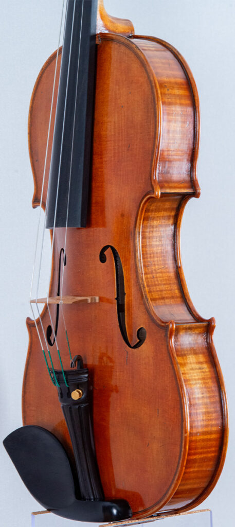 vista frontal en tres cuartos de uno de los violines de Stefan Marinescu color cerezo