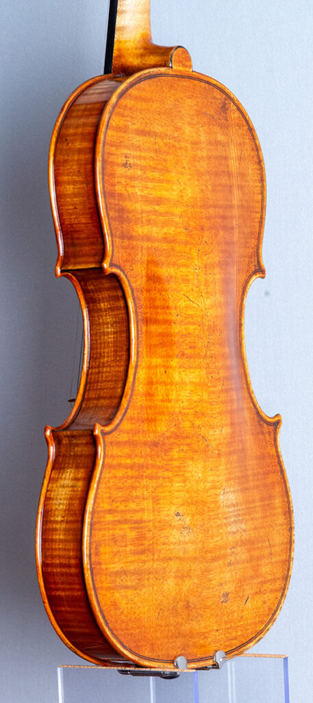 vista trasera en tres cuartos de uno de los violines de Stefan Marinescu