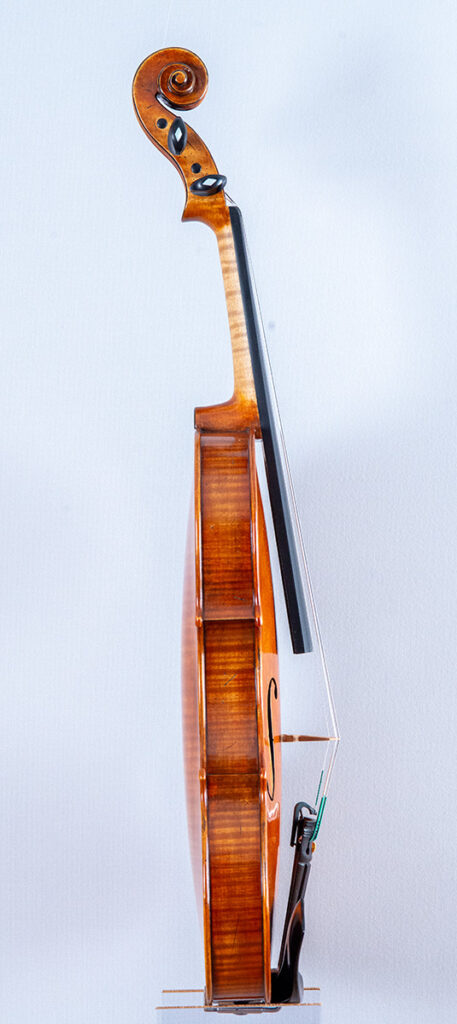 vista de perfil de uno de los violines marrón chocolate de Stefan Marinescu
