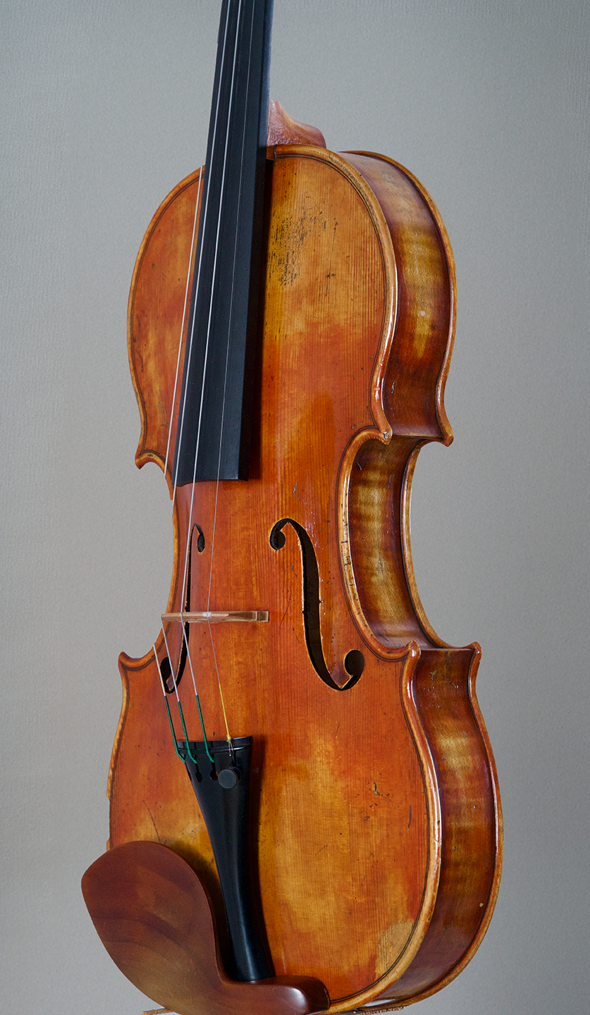 vista frontal en tres cuartos de uno de los violines de Stefan Marinescu color chocolate