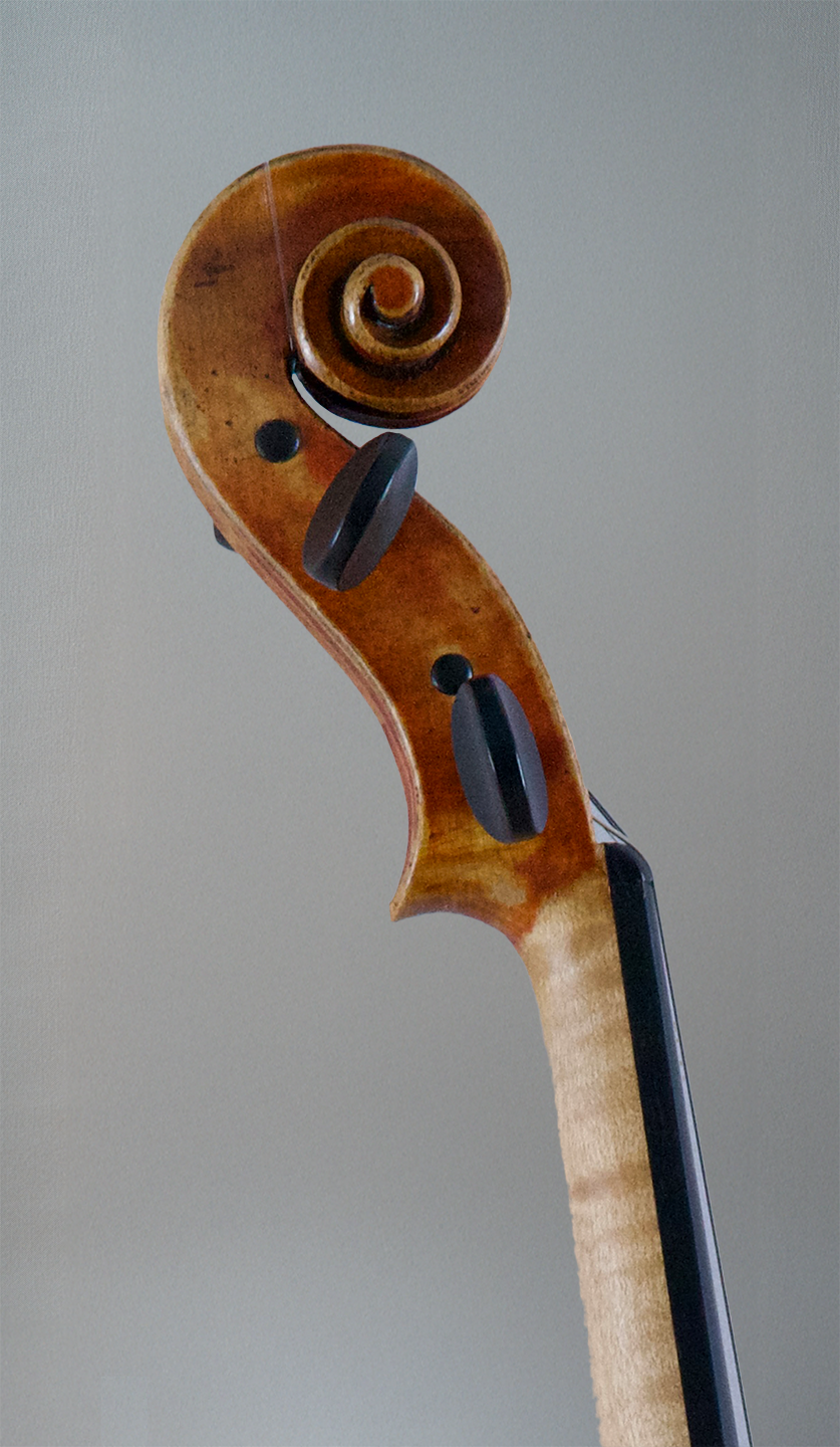 vista lateral de detalle de la voluta, caja de clavos y clavos de afinación de uno de los violines marrón chocolate de Stefan Marinescu