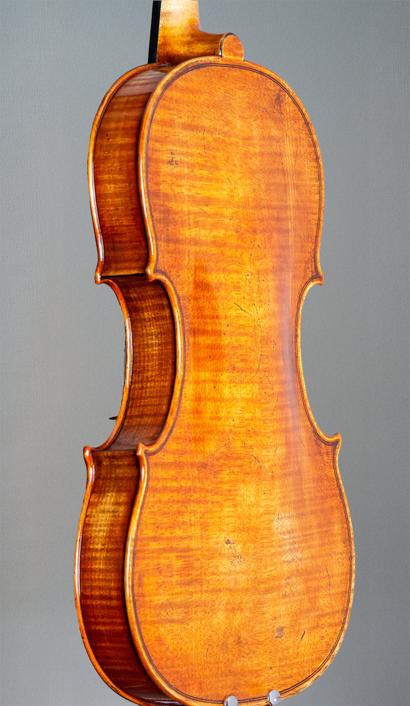 vista trasera en tres cuartos de uno de los violines de Stefan Marinescu